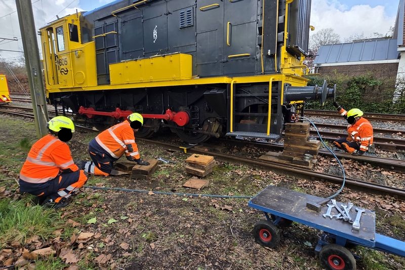Museumlocomotief 605 van het Spoorwegmuseum herspoord door Incidentenbestrijders van ProRail